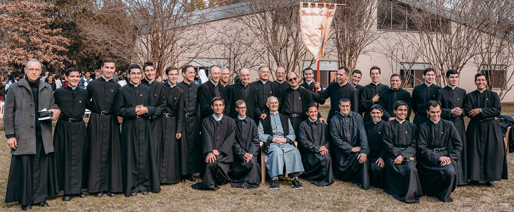 El Padre Fundador con sacerdotes y hermanos del Instituto Cristo Rey.