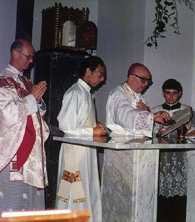 Mons. Jorge Manuel López bendice la Capilla del Instituto Cristo Rey y consagra el altar.